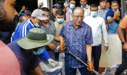 प्रचण्डको सहभागितामा पार्टी कार्यालय सरसफाइ