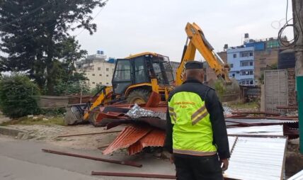 हाँडीगाउँका अवैध घर–टहरामा महानगरले चलायो डोजर