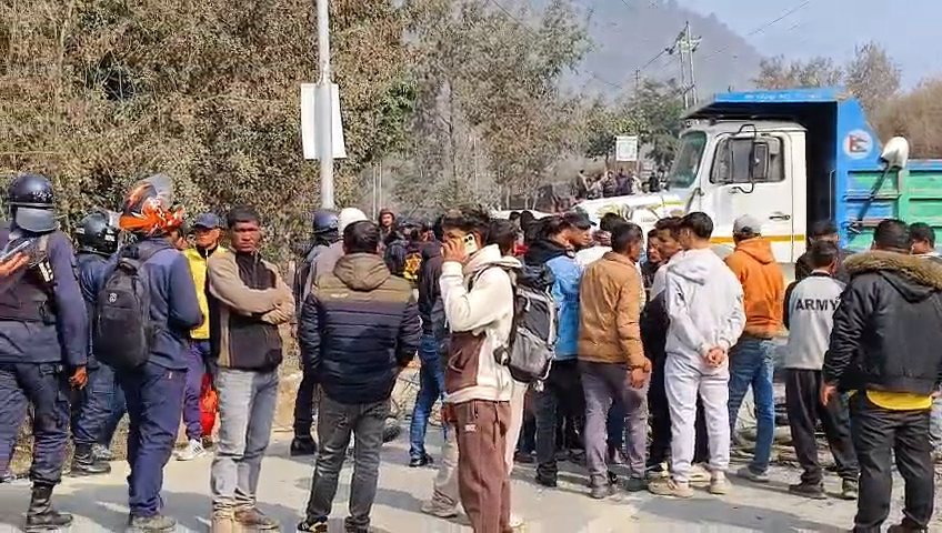 बस दुर्घटनाको सत्य तथ्य छानबिन गर्न माग गर्दै मन्थली-खुर्कोट सडक अवरुद्ध