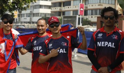 मुम्बइमा इंग्ल्याण्डविरुद्ध खेल हेर्न उत्साहित नेपाली समर्थक