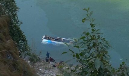 रामेछाप बस दुर्घटना : ६ जना घाइतेको उद्धार, यात्रुको संख्या यकिन हुन बाँकी