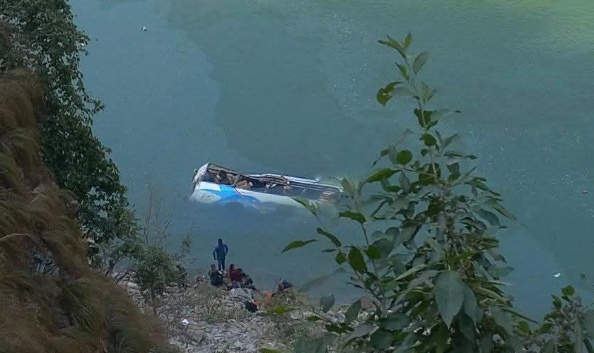 रामेछाप बस दुर्घटना : ६ जना घाइतेको उद्धार, यात्रुको संख्या यकिन हुन बाँकी