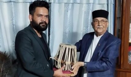 तबला दिएको फोटो राख्दै ओलीले भने- बालेन बाबु बधाई !