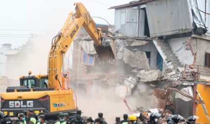 हिजो ढुङ्गामुढा भएको ठाउँबाटै हटाउन सुरु भयो मनोहरा सुकुम्बासी बस्ती, तस्बिरहरु