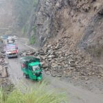 नारायणगढ-मुग्लिन सडकको तुइन खोलामा पहिरो, सवारी आवागमन प्रभावित