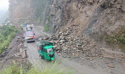 नारायणगढ-मुग्लिन सडकको तुइन खोलामा पहिरो, सवारी आवागमन प्रभावित