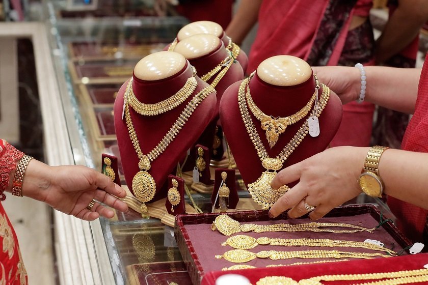 सुनको मूल्य सामान्य घट्यो, आज कतिमा हुँदैछ कारोबार ?