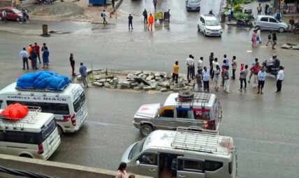 रोशीको बहाव बढेपछि बीपी राजमार्गमा सवारी सञ्चालनमा रोक रोशीको बहाव बढेपछि बीपी राजमार्गमा सवारी सञ्चालनमा रोक