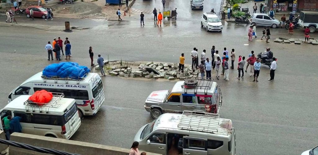 रोशीको बहाव बढेपछि बीपी राजमार्गमा सवारी सञ्चालनमा रोक