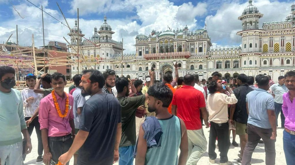 जानकी मन्दिरबाट लखेटिए हर्क सम्पाङका कार्यकर्ता