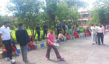 खाना नदिएको भन्दै होल्डिङ सेन्टरका सुकुमवासीहरू विरोधमा