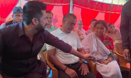 पूर्वउपप्रधानमन्त्री गोपालमान श्रेष्ठलाई श्रद्धाञ्जली दिन कांग्रेस कार्यालय पुगे रवि
