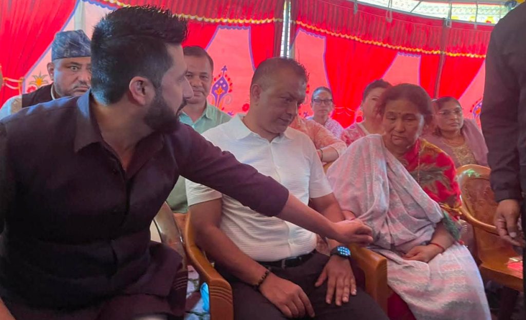पूर्वउपप्रधानमन्त्री गोपालमान श्रेष्ठलाई श्रद्धाञ्जली दिन कांग्रेस कार्यालय पुगे रवि