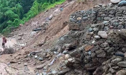पहिरोले मेची राजमार्ग अवरुद्ध