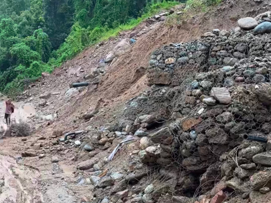 पहिरोले मेची राजमार्ग अवरुद्ध पहिरोले मेची राजमार्ग अवरुद्ध