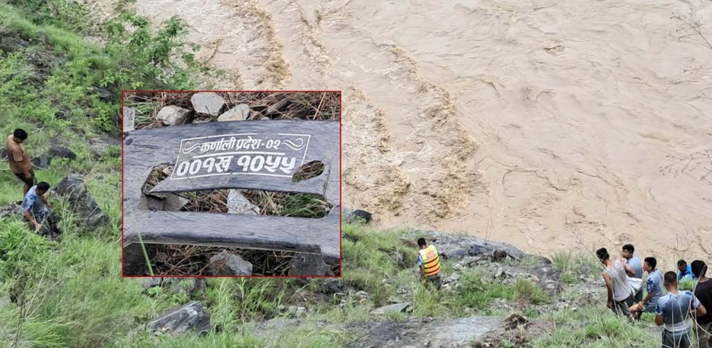 कर्णालीमा खस्यो बस, भिरमा अड्किएको एउटा शव निकालिँदै