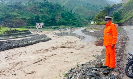 बाढीले डाइभर्सन बगाएपछि बीपी राजमार्गको काभ्रे सडक खण्ड अवरुद्ध