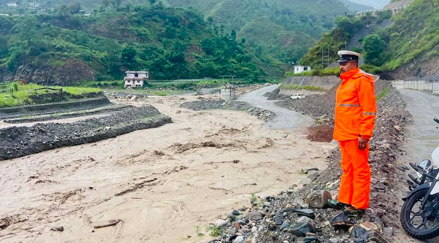 बाढीले डाइभर्सन बगाएपछि बीपी राजमार्गको काभ्रे सडक खण्ड अवरुद्ध बाढीले डाइभर्सन बगाएपछि बीपी राजमार्गको काभ्रे सडक खण्ड अवरुद्ध