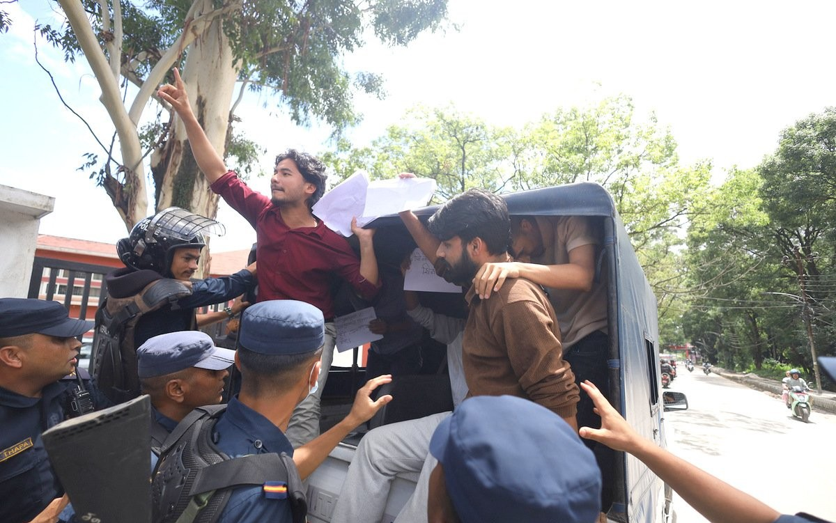 शिक्षामन्त्रीविरुद्ध ‘नेपो बेबी मुर्दावाद’ भन्दै प्रदर्शन, पाँच जना पक्राउ शिक्षामन्त्रीविरुद्ध ‘नेपो बेबी मुर्दावाद’ भन्दै प्रदर्शन, पाँच जना पक्राउ