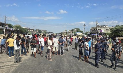 सुनसरी घटना : सिरहामा प्रधानमन्त्रीको राजीनामा माग्दै पूर्वपश्चिम राजमार्ग अवरुद्ध