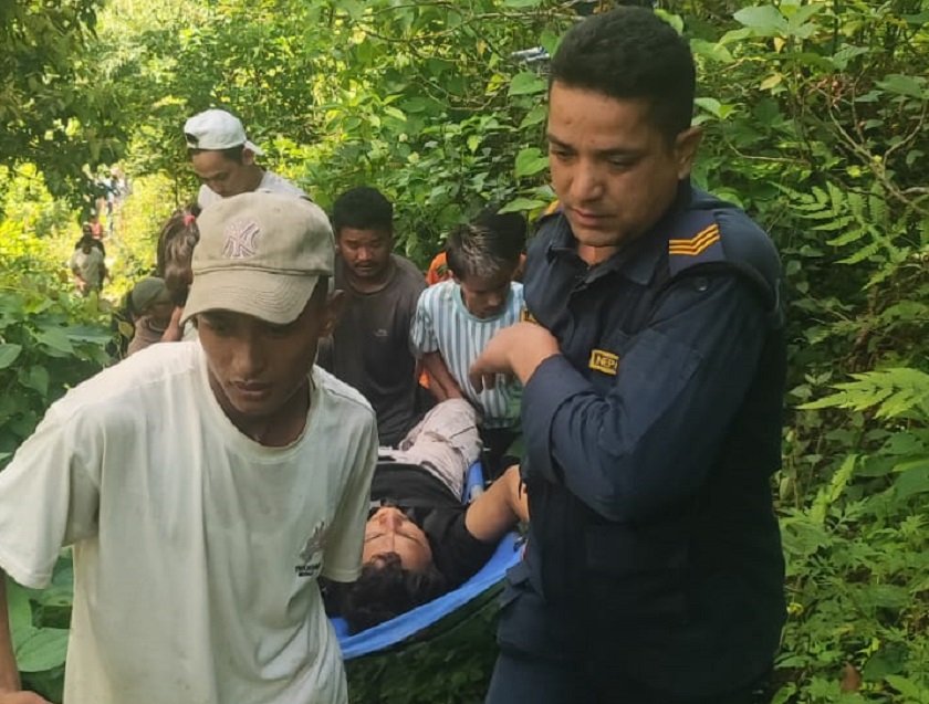 दैलेखमा फोर्स गाडी दुर्घटना :  ४ जना घाइते