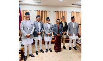 प्रमुख निर्वाचन आयुक्त कार्की र आयुक्तद्वय वाग्ले र सुब्बाले लिए सपथ प्रमुख निर्वाचन आयुक्त कार्की र आयुक्तद्वय वाग्ले र सुब्बाले लिए सपथ