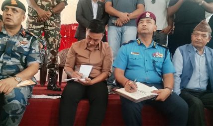 काठमाडौं आउँदै गरेका मिटरब्याज पीडितलाई गृहमन्त्रीले निजगढ पुगेर भेटे
