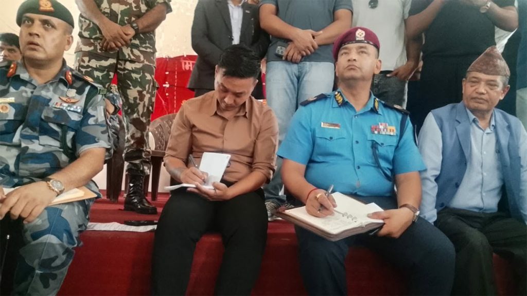 काठमाडौं आउँदै गरेका मिटरब्याज पीडितलाई गृहमन्त्रीले निजगढ पुगेर भेटे काठमाडौं आउँदै गरेका मिटरब्याज पीडितलाई गृहमन्त्रीले निजगढ पुगेर भेटे
