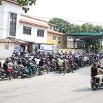 निगमले मूल्य घटाएपछि निजी पम्प बन्द, भद्रकालीमा पेट्रोल भर्नेको लाइन