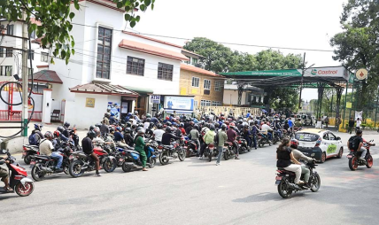 निगमले मूल्य घटाएपछि निजी पम्प बन्द, भद्रकालीमा पेट्रोल भर्नेको लाइन