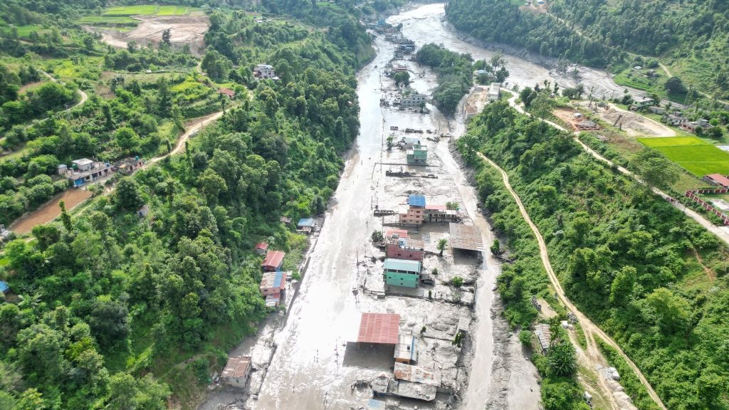 पृथ्वी राजमार्ग तीन दिनदेखि बन्द, अझै तीन ठाउँको लेदो हटाउन बाँकी