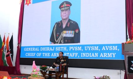 भारतीय स्थल सेनाध्यक्ष सेठले गरे सैनिक स्टाफ कलेजको भ्रमण
