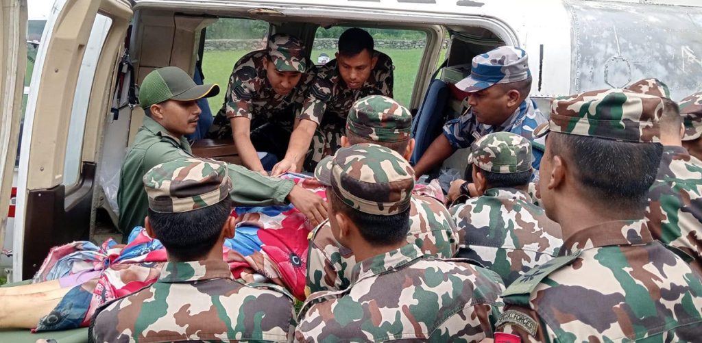 मकवानपुर जिप दुर्घटनाका घाइते ४ जनालाई सैनिक अस्पताल छाउनी ल्याइयो मकवानपुर जिप दुर्घटनाका घाइते ४ जनालाई सैनिक अस्पताल छाउनी ल्याइयो