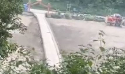 बाढीले फुर्के खोला पुल बगायो