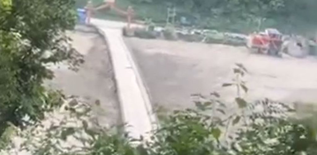 बाढीले फुर्के खोला पुल बगायो