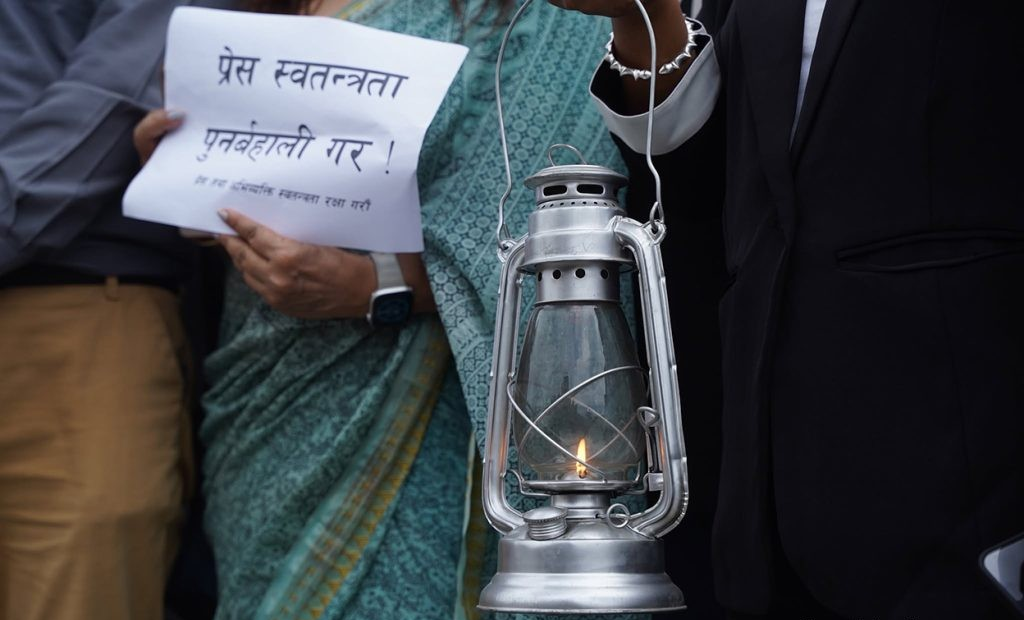 पत्रकार किशोर श्रेष्ठलाई रिहा गर्न माग गर्दै लालटिन बोकेर प्रदर्शन