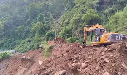 पृथ्वी राजमार्गको परेवा भीरमा सडक मर्मत तीव्र पृथ्वी राजमार्गको परेवा भीरमा सडक मर्मत तीव्र