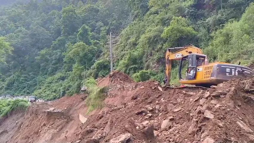 पृथ्वी राजमार्गको परेवा भीरमा सडक मर्मत तीव्र पृथ्वी राजमार्गको परेवा भीरमा सडक मर्मत तीव्र