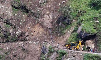 पहिरो पन्छाएपछि कर्णाली राजमार्ग एकतर्फी सञ्चालनमा पहिरो पन्छाएपछि कर्णाली राजमार्ग एकतर्फी सञ्चालनमा