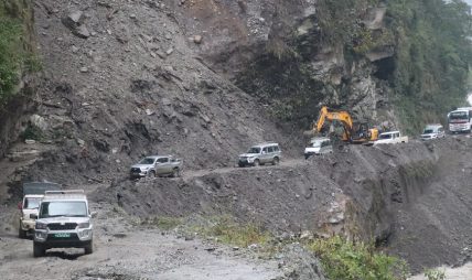 क्षतिग्रस्त बेनी–जोमसोम सडक खण्डमा अस्थायी मार्ग निर्माण