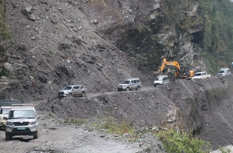 क्षतिग्रस्त बेनी–जोमसोम सडक खण्डमा अस्थायी मार्ग निर्माण क्षतिग्रस्त बेनी–जोमसोम सडक खण्डमा अस्थायी मार्ग निर्माण