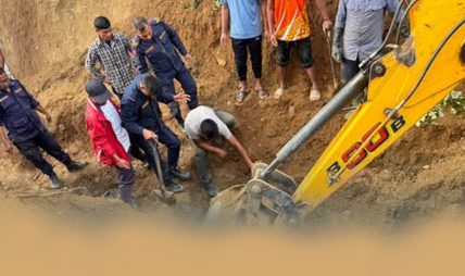 सडक खन्ने क्रममा माटोको ढिस्को खस्दा दुई मजदुरको मृत्यु, एक गम्भीर सडक खन्ने क्रममा माटोको ढिस्को खस्दा दुई मजदुरको मृत्यु, एक गम्भीर