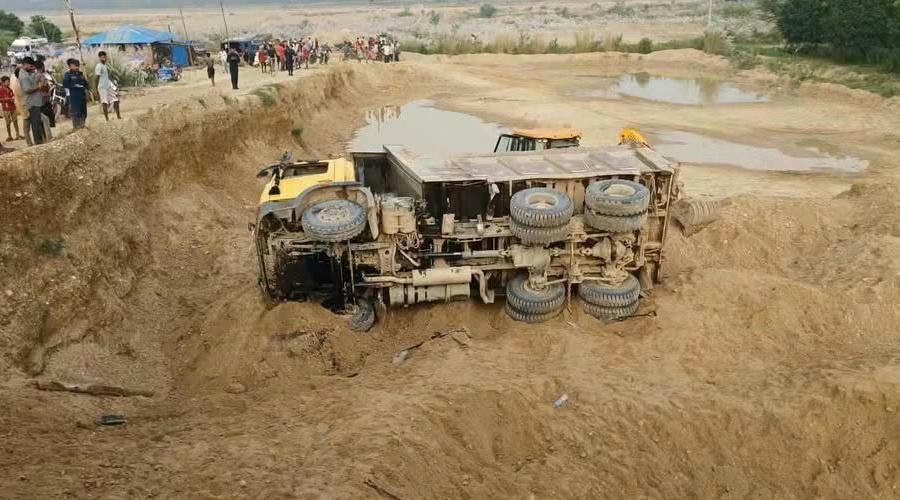 धनुषामा टिपरबाट बालुवा अनलोड गर्ने क्रममा पुरिएका क्रसर सञ्चालकको मृत्यु धनुषामा टिपरबाट बालुवा अनलोड गर्ने क्रममा पुरिएका क्रसर सञ्चालकको मृत्यु